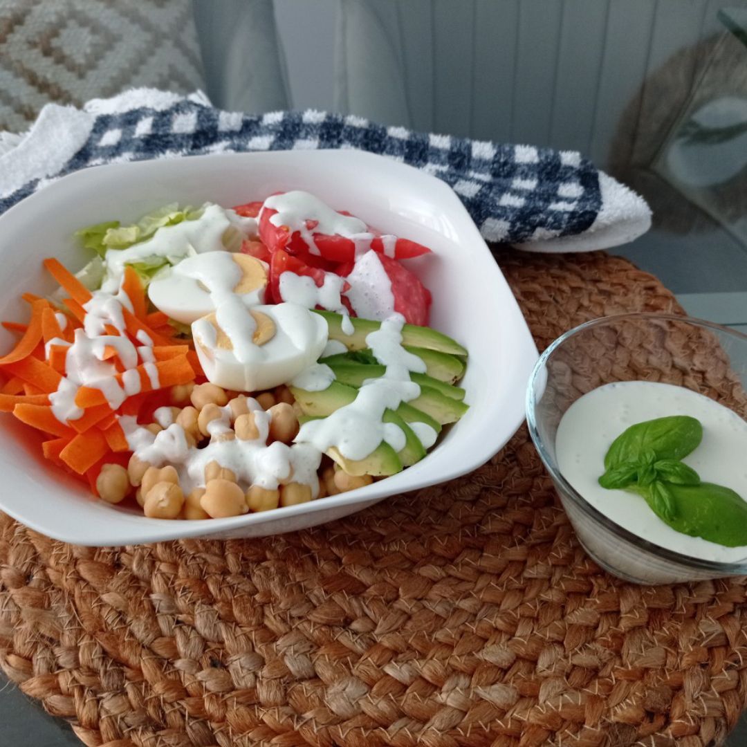 Ensalada de garbanzos con salsa de yogur y albahaca 🌱 Paso 4 Ensalada de garbanzos con salsa de yogur y albahaca 🌱 Paso 4