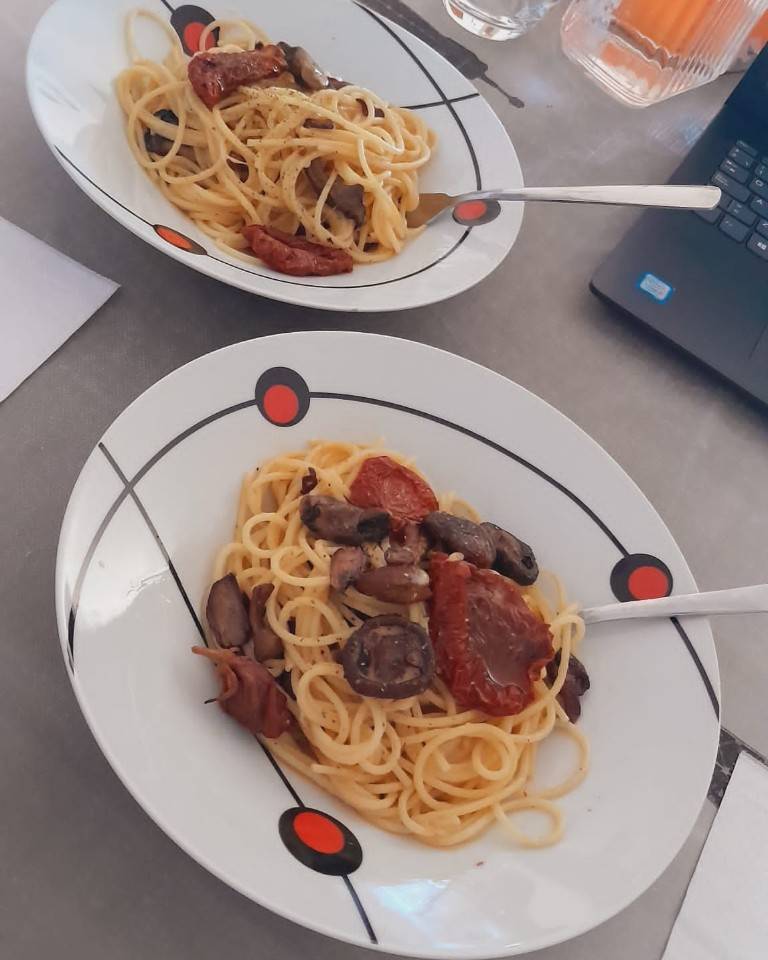 Espaguetis con setas y tomate seco en aove