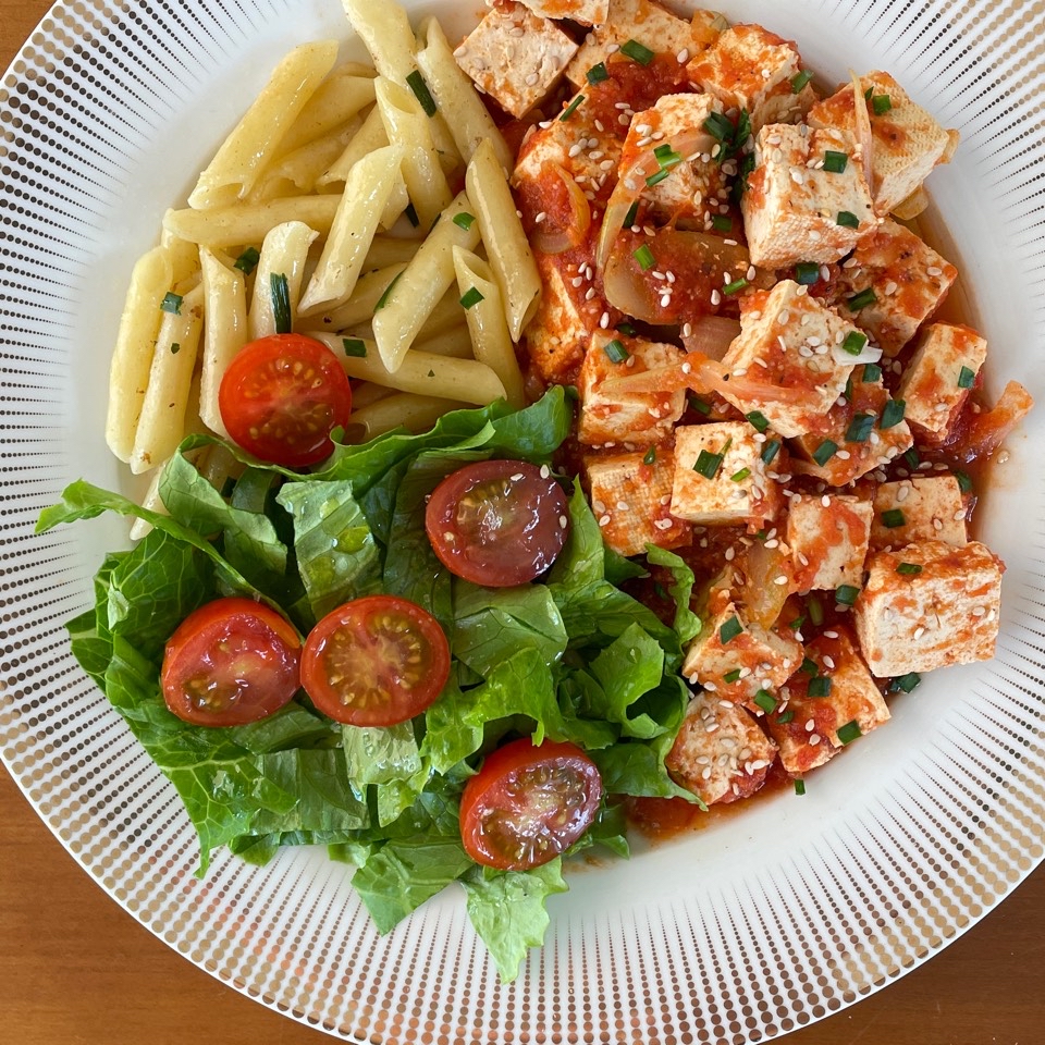 Tofu con salsa de tomate con macarrones y ensalada Tofu con salsa de tomate con macarrones y ensalada