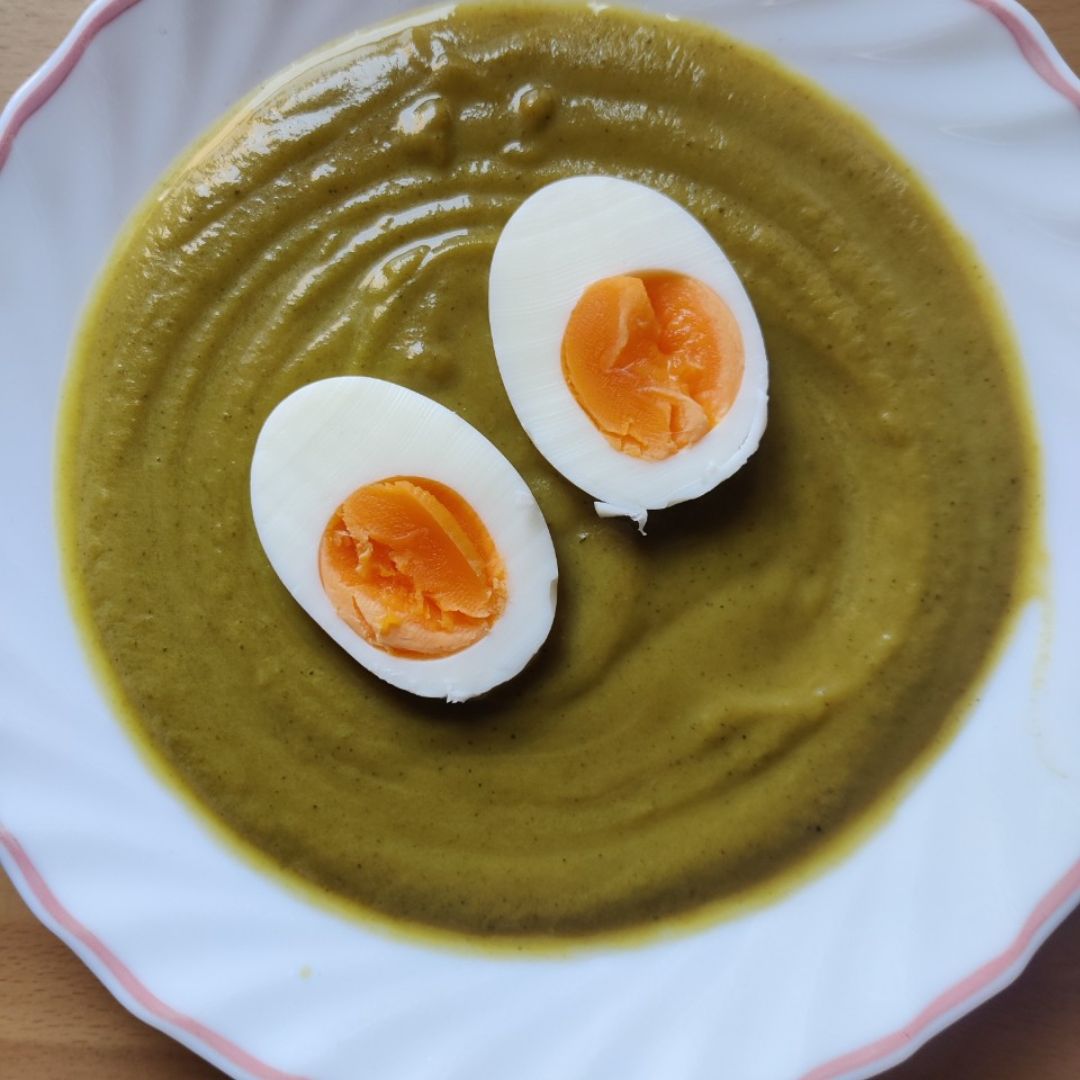 Crema de verduras variadas y huevos cocidos Crema de verduras variadas y huevos cocidos