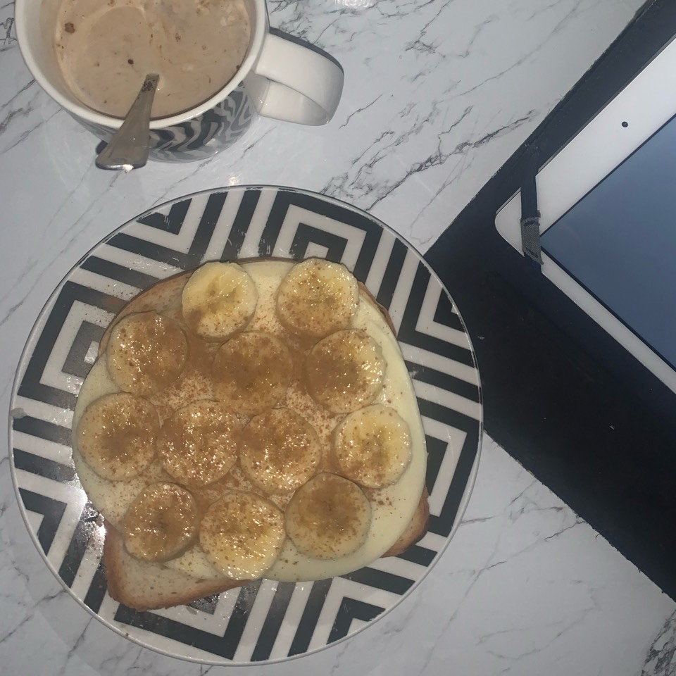Tostada de queso mozzarella con plátano y canela 🍌 Tostada de queso mozzarella con plátano y canela 🍌