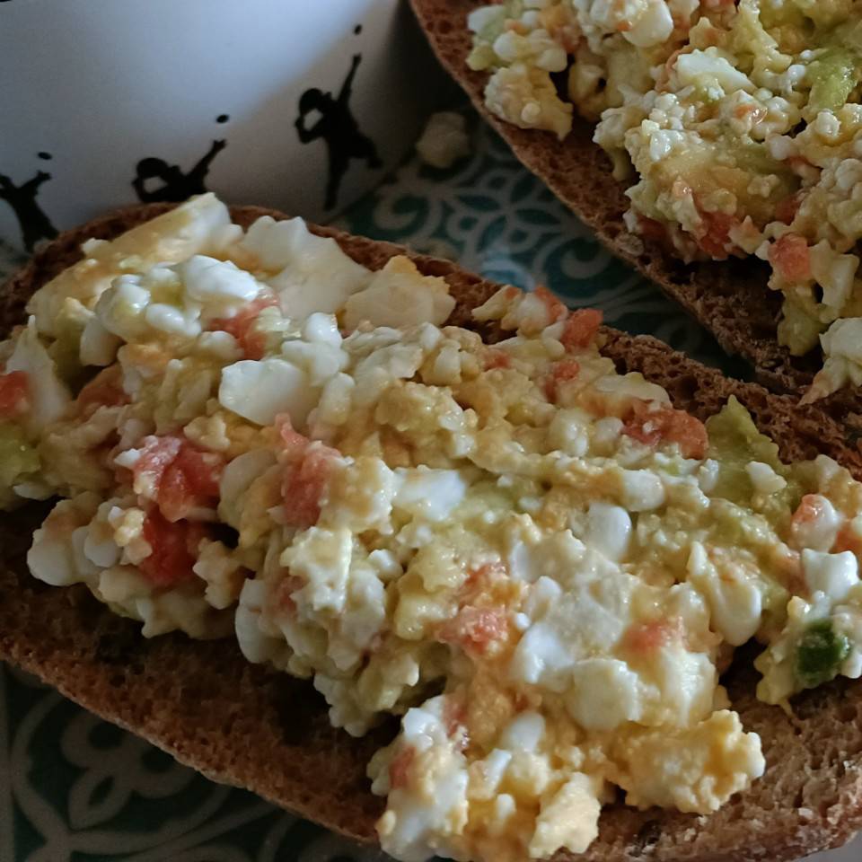 Tostas con salmón,aguacate, queso cottage y huevo cocido Tostas con salmón,aguacate, queso cottage y huevo cocido
