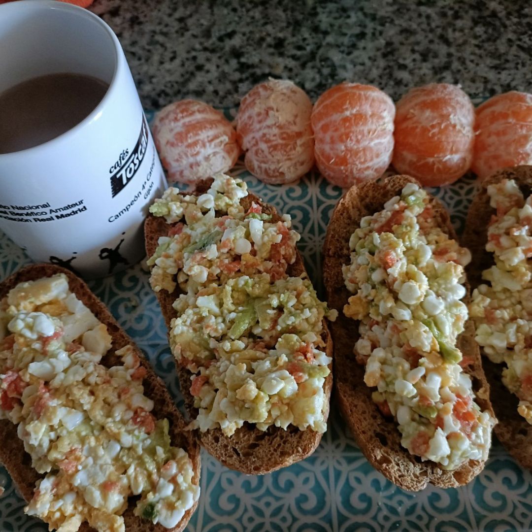 Tostas con salmón,aguacate, queso cottage y huevo cocido Paso 0 Tostas con salmón,aguacate, queso cottage y huevo cocido Paso 0