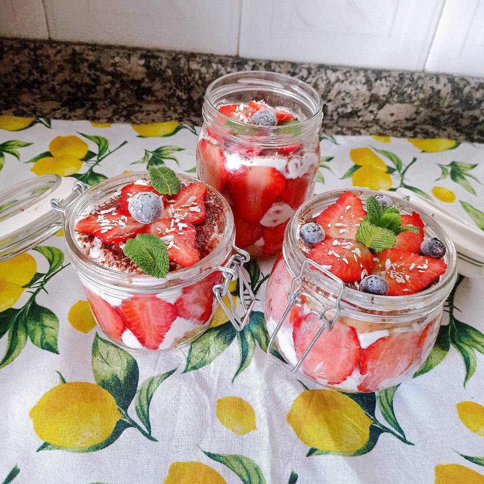 Tiramisú en tarritos 🫙 de fresas 🍓 y coco 🥥