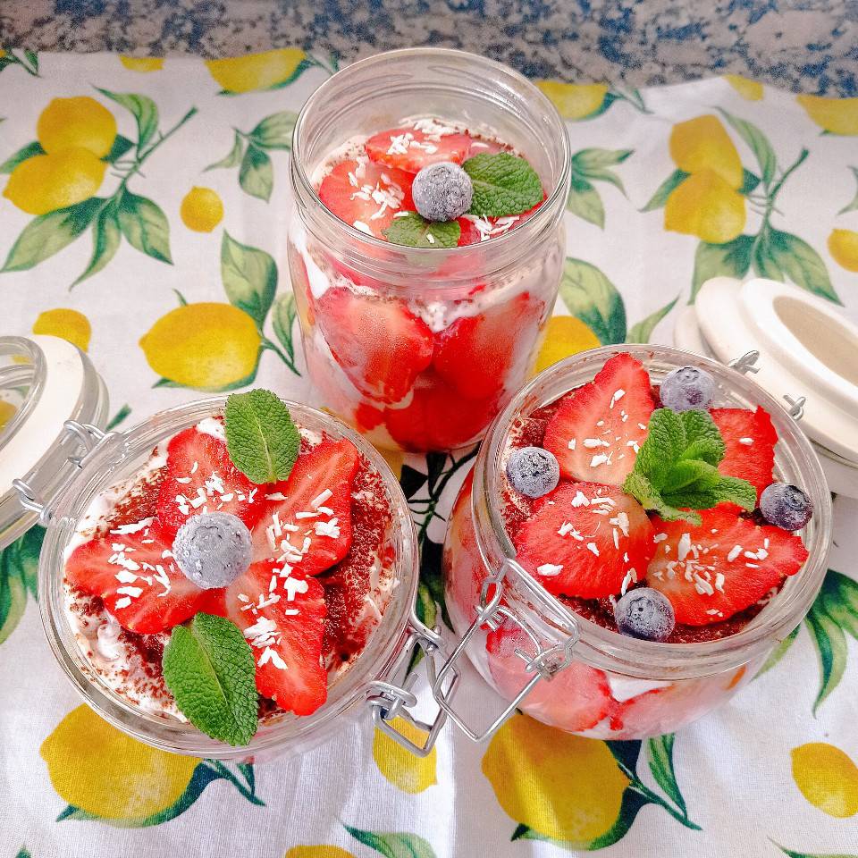 Tiramisú en tarritos 🫙 de fresas 🍓 y coco 🥥