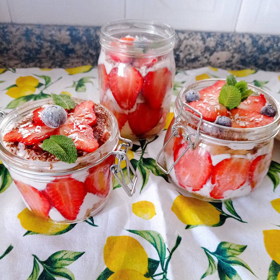 Tiramisú en tarritos 🫙 de fresas 🍓 y coco 🥥