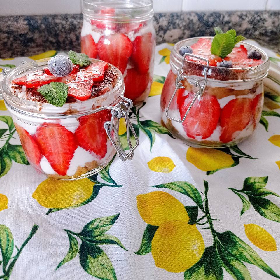 Tiramisú en tarritos 🫙 de fresas 🍓 y coco 🥥