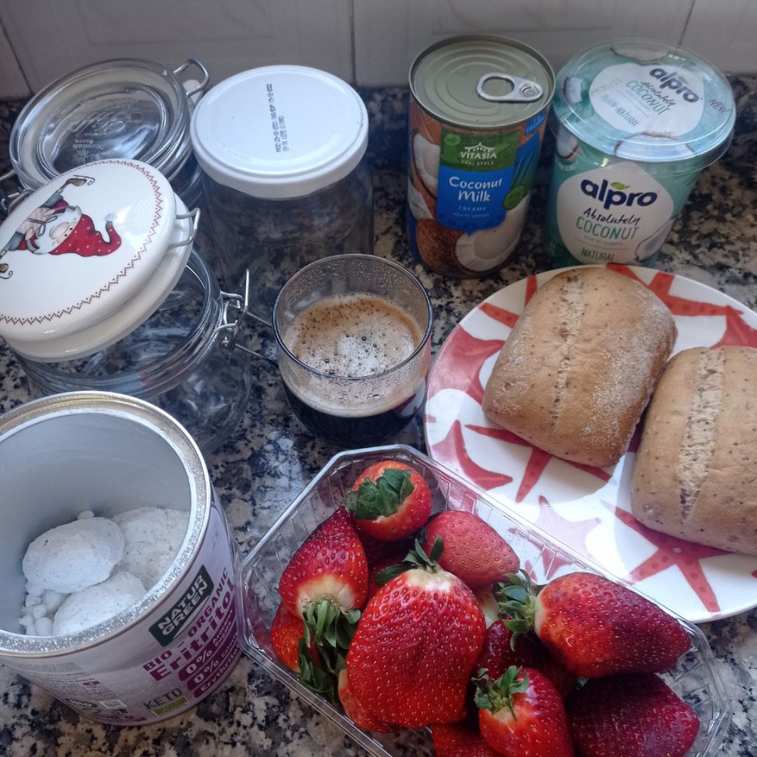 Tiramisú en tarritos 🫙 de fresas 🍓 y coco 🥥 Paso 0 Tiramisú en tarritos 🫙 de fresas 🍓 y coco 🥥 Paso 0