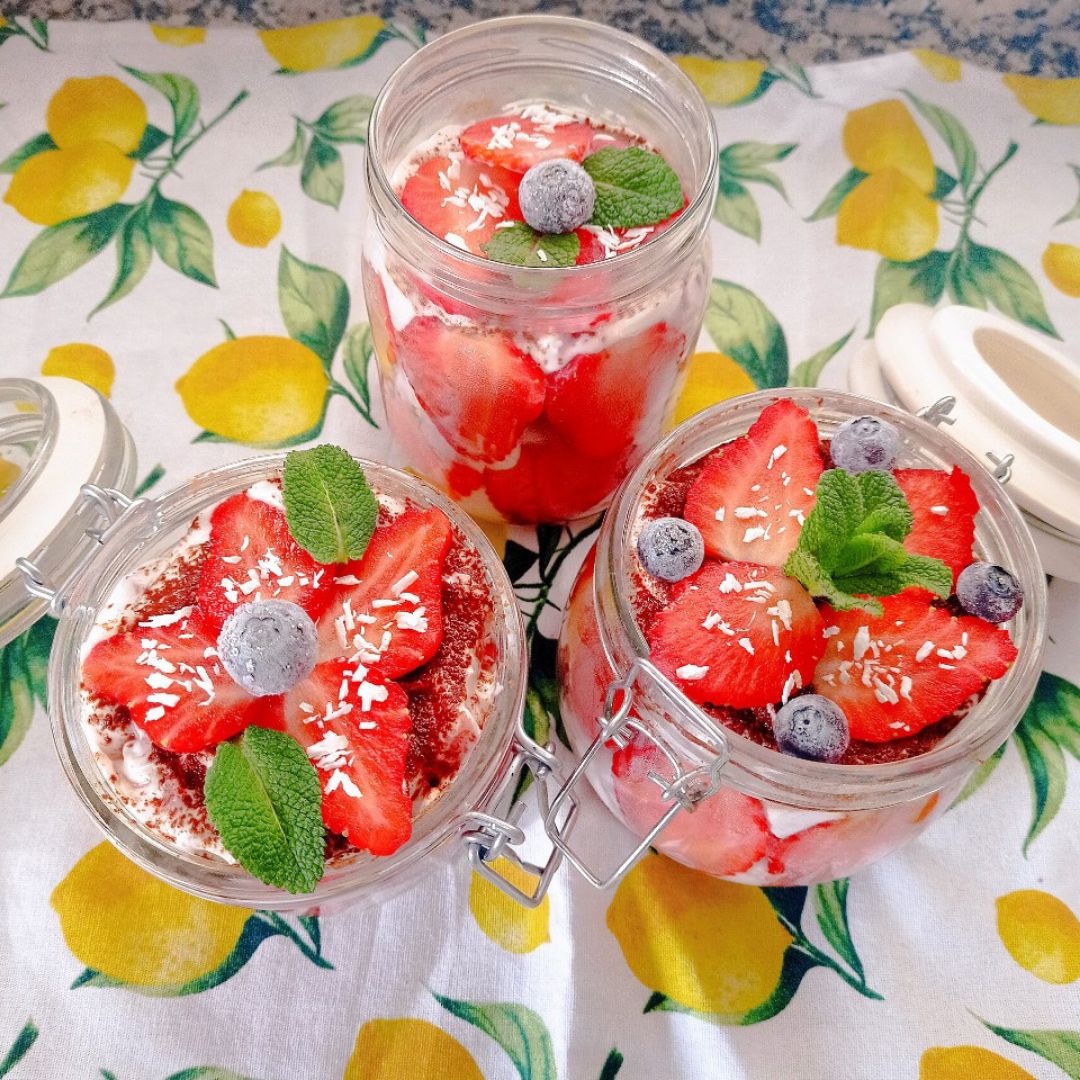 Tiramisú en tarritos 🫙 de fresas 🍓 y coco 🥥 Paso 7 Tiramisú en tarritos 🫙 de fresas 🍓 y coco 🥥 Paso 7
