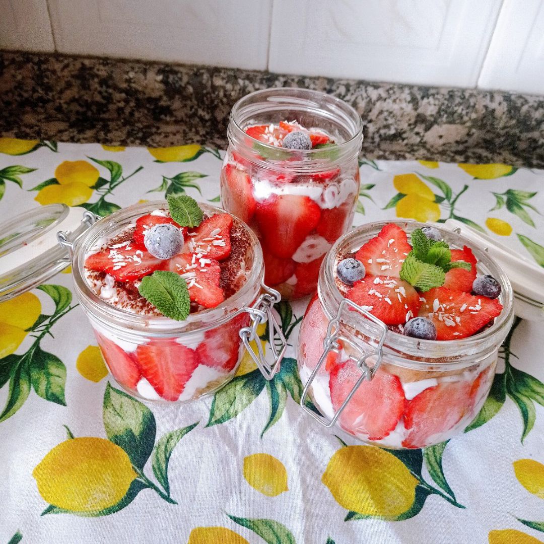 Tiramisú en tarritos 🫙 de fresas 🍓 y coco 🥥 Paso 8 Tiramisú en tarritos 🫙 de fresas 🍓 y coco 🥥 Paso 8