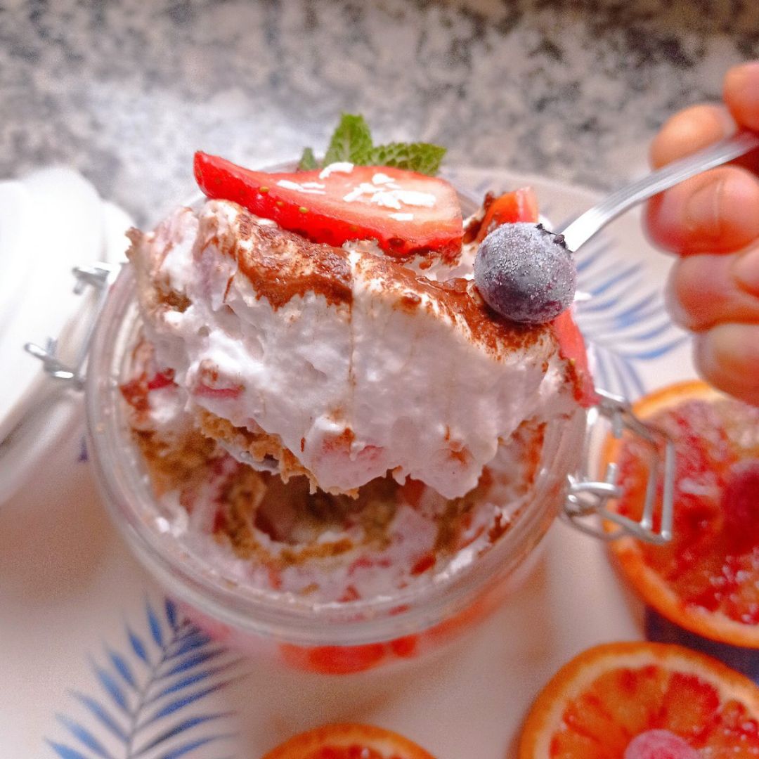 Tiramisú en tarritos 🫙 de fresas 🍓 y coco 🥥 Paso 8 Tiramisú en tarritos 🫙 de fresas 🍓 y coco 🥥 Paso 8