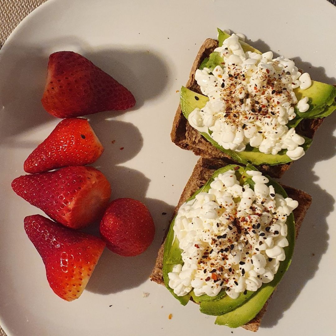 Tostadas De Aguacate Y Queso Cottage Con Fresas