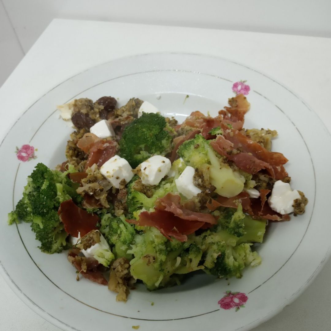 Brócoli con queso feta y jamón Brócoli con queso feta y jamón