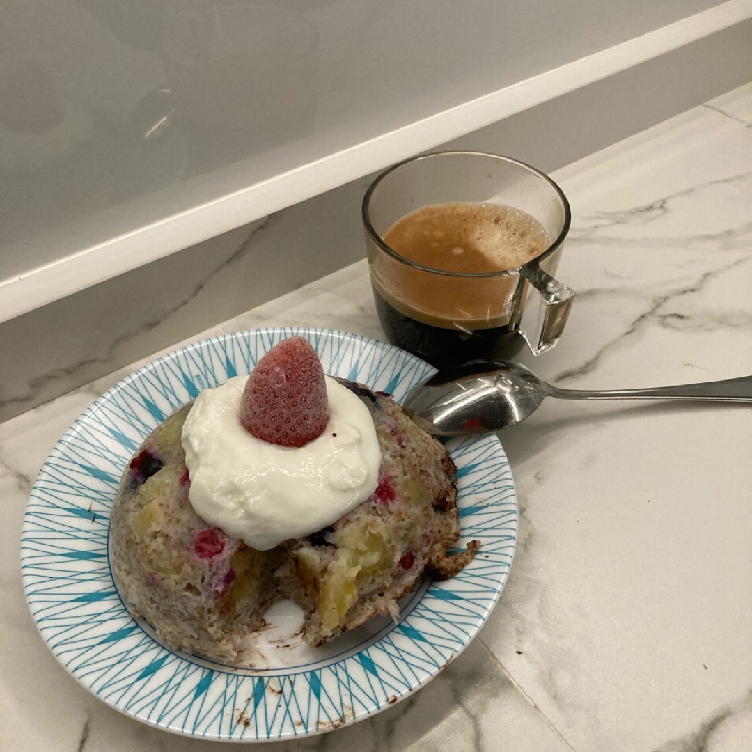Brownie blanco de platano y frutos rojos Brownie blanco de platano y frutos rojos