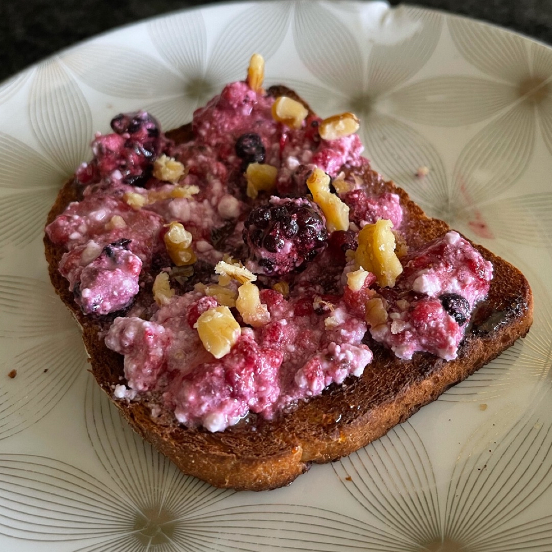 Tostada con frutos rojos Tostada con frutos rojos