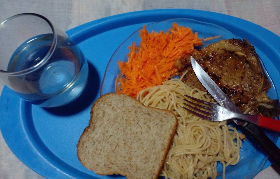 Costillita de cerdo con fideos y zanahoria. Costillita de cerdo con fideos y zanahoria.