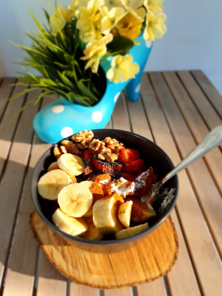 Bowl con yogurt proteico, fresas, plátano, nuez, Chía y canela Bowl con yogurt proteico, fresas, plátano, nuez, Chía y canela
