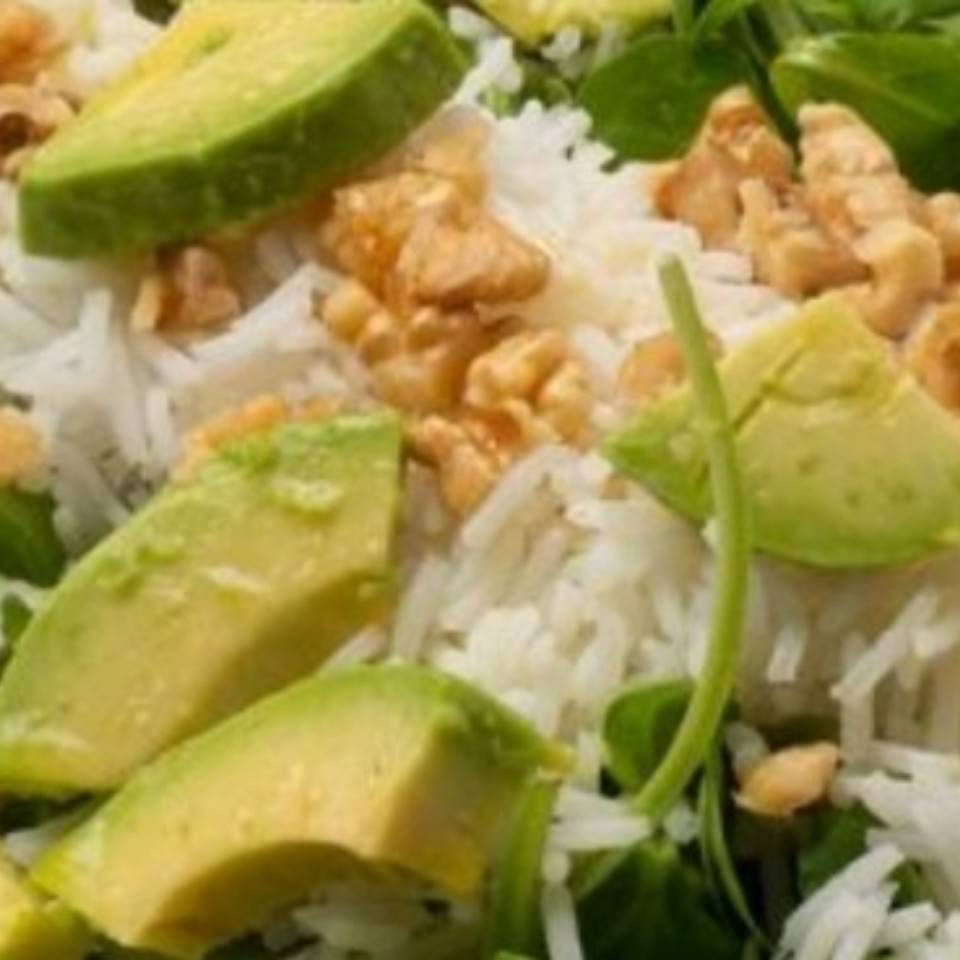 Arroz con tofu ahumado y aguacate