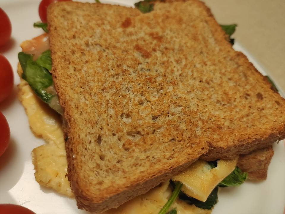 Sandwich salmón, espinacas, queso y huevo