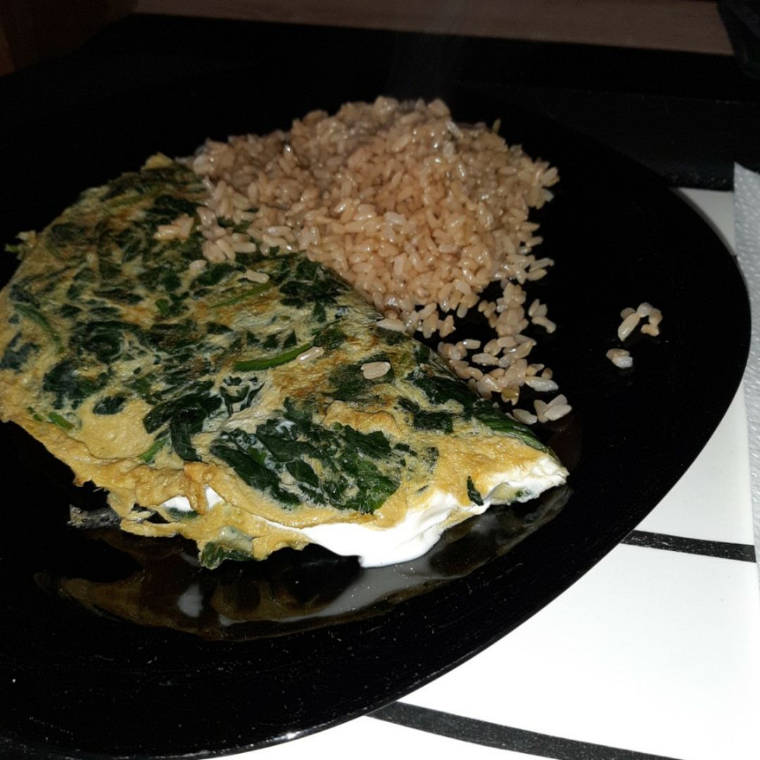 Tortilla de espinacas rellena de queso batido y arror integral Tortilla de espinacas rellena de queso batido y arror integral