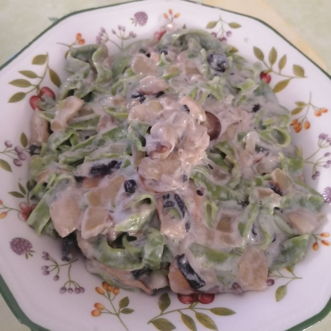 Pasta fresca de espinacas con salsa de queso, champiñones y pera