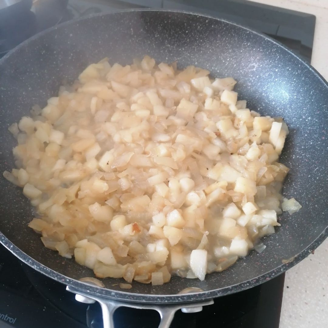 Pasta fresca de espinacas con salsa de queso, champiñones y pera Paso 1