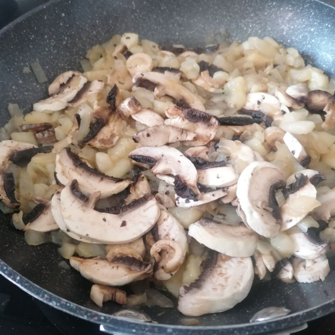 Pasta fresca de espinacas con salsa de queso, champiñones y pera Paso 2