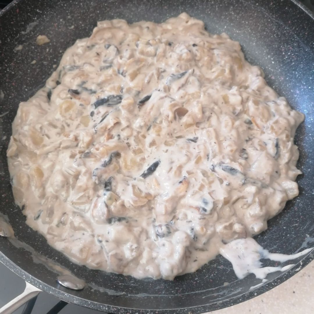 Pasta fresca de espinacas con salsa de queso, champiñones y pera Paso 3