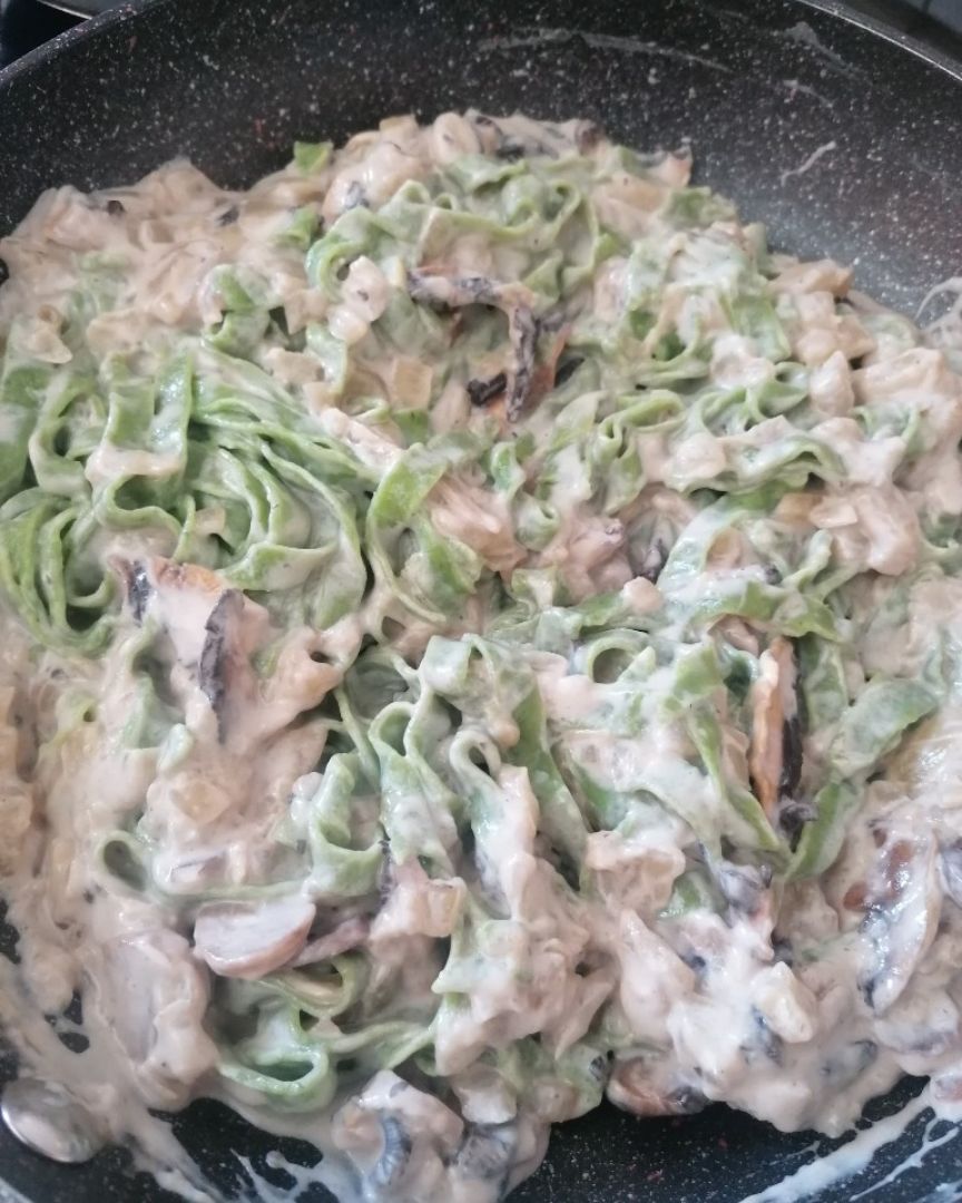 Pasta fresca de espinacas con salsa de queso, champiñones y pera Paso 4