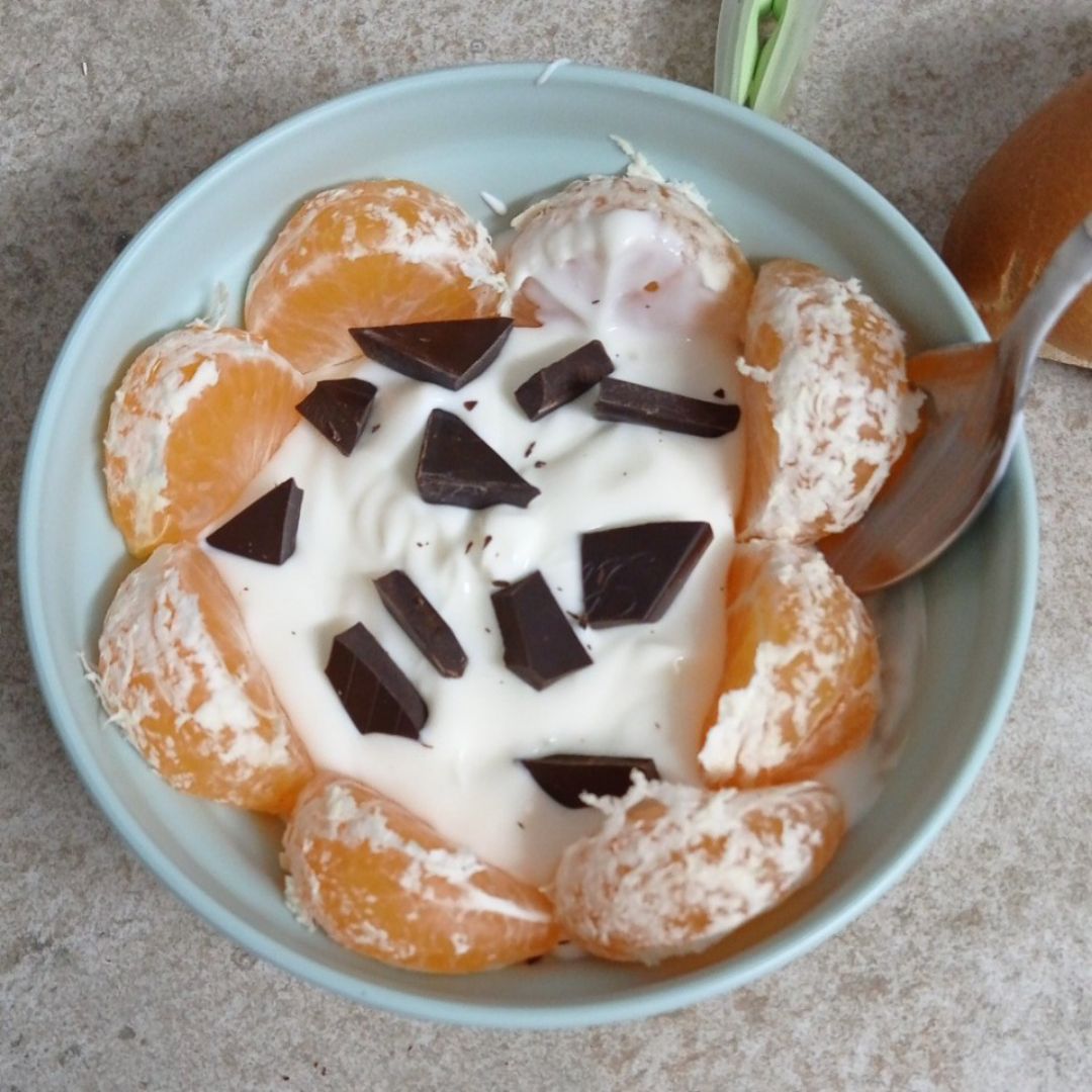 Yogur con mandarina y chocolate Yogur con mandarina y chocolate