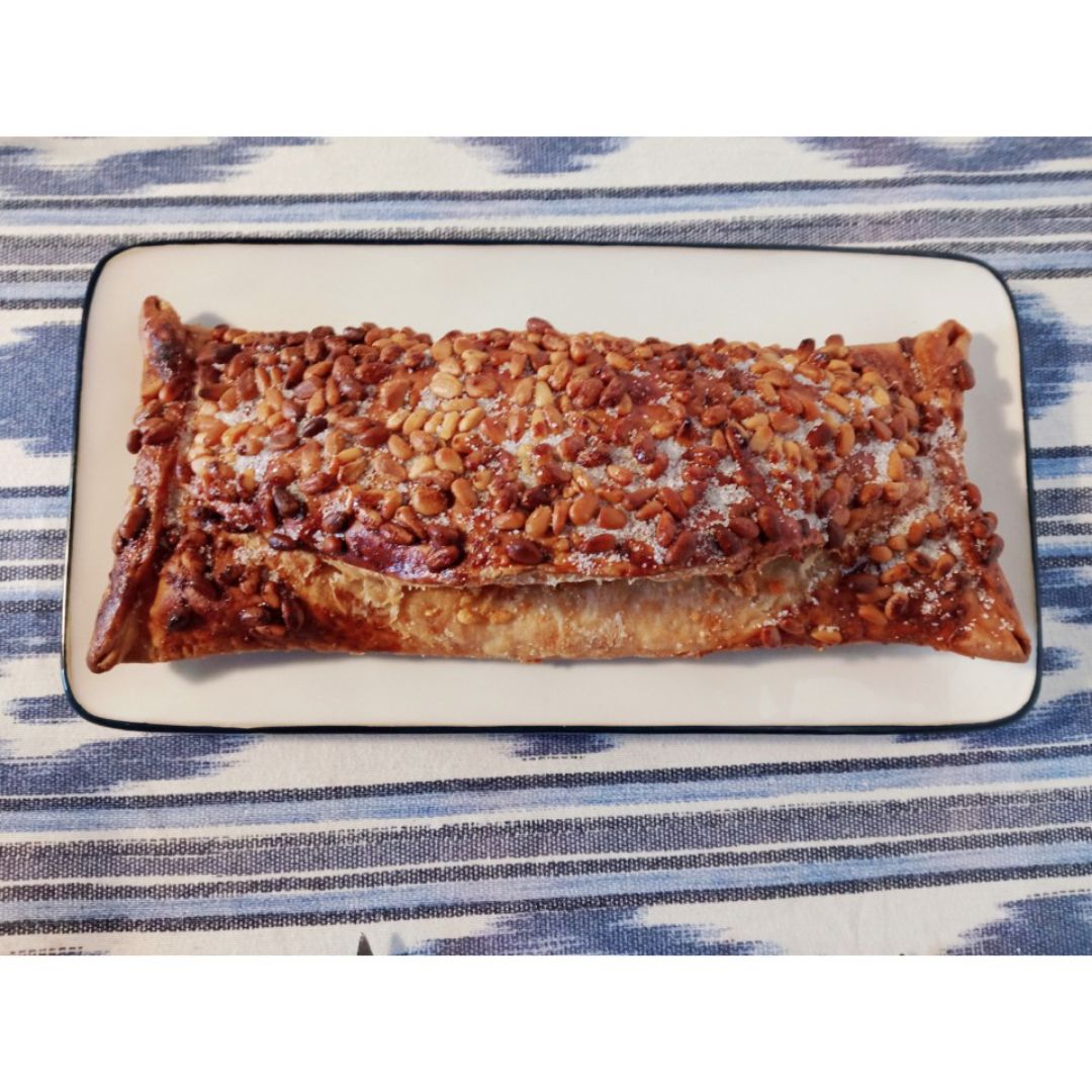 Coca de llardons (Coca de chicarrones) Coca de llardons (Coca de chicarrones)