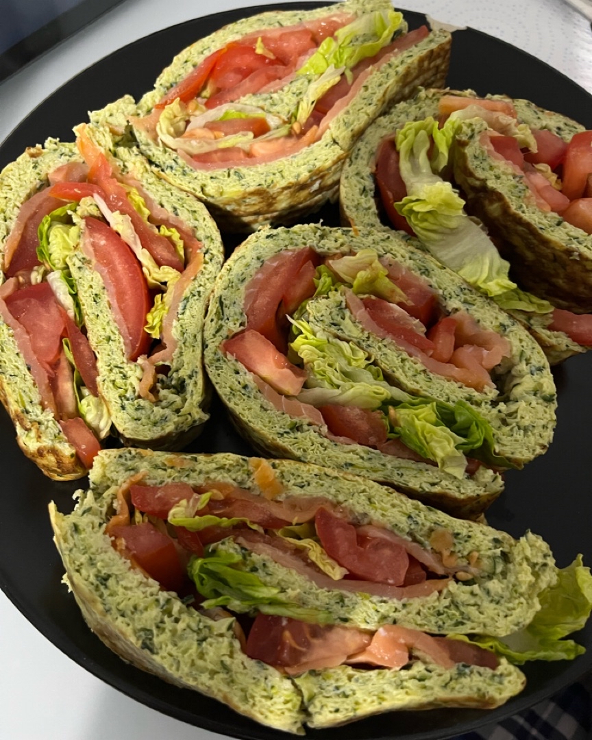Rollo de calabacín frío con salmón ahumado Rollo de calabacín frío con salmón ahumado