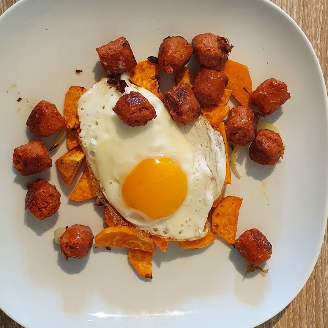 Huevos rotos con chorizo vegano Huevos rotos con chorizo vegano
