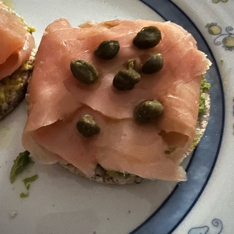 Tostadas de arroz con salmón y aguacate Tostadas de arroz con salmón y aguacate