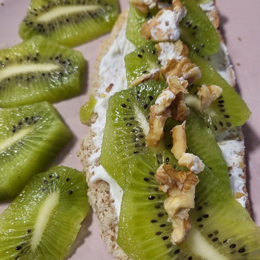 Tostadas con queso y fruta