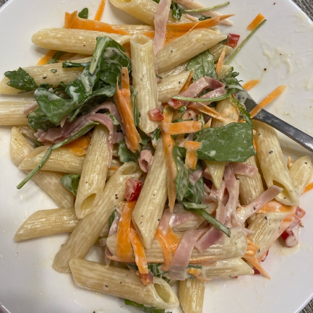 Ensalada de pasta con aliño de queso untable Ensalada de pasta con aliño de queso untable