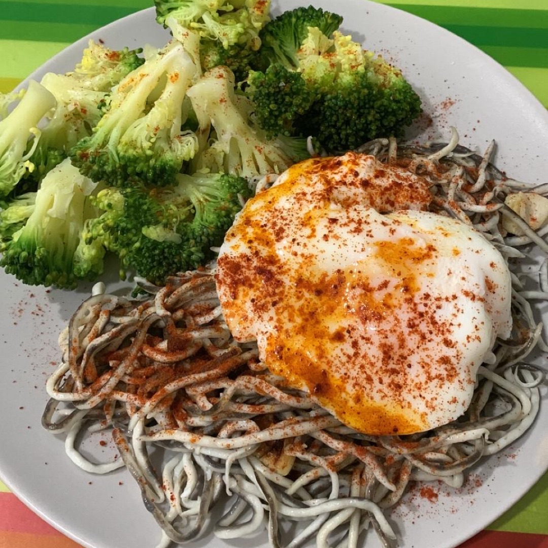 Gulas con huevo y brócoli 🤍
