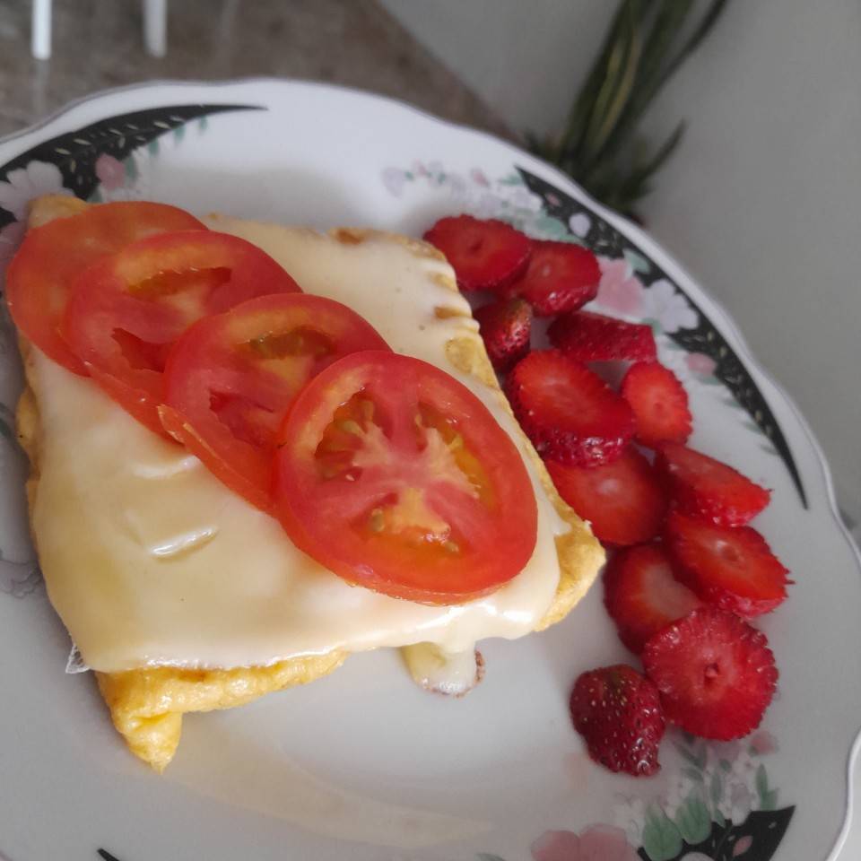 Pan integral con queso motzzarela, tomate y 3 fresas 