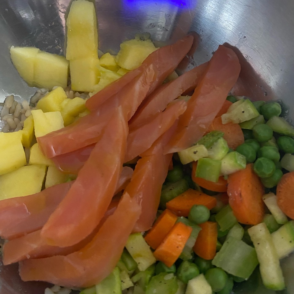 Ensalada de arroz con mango y salmón 