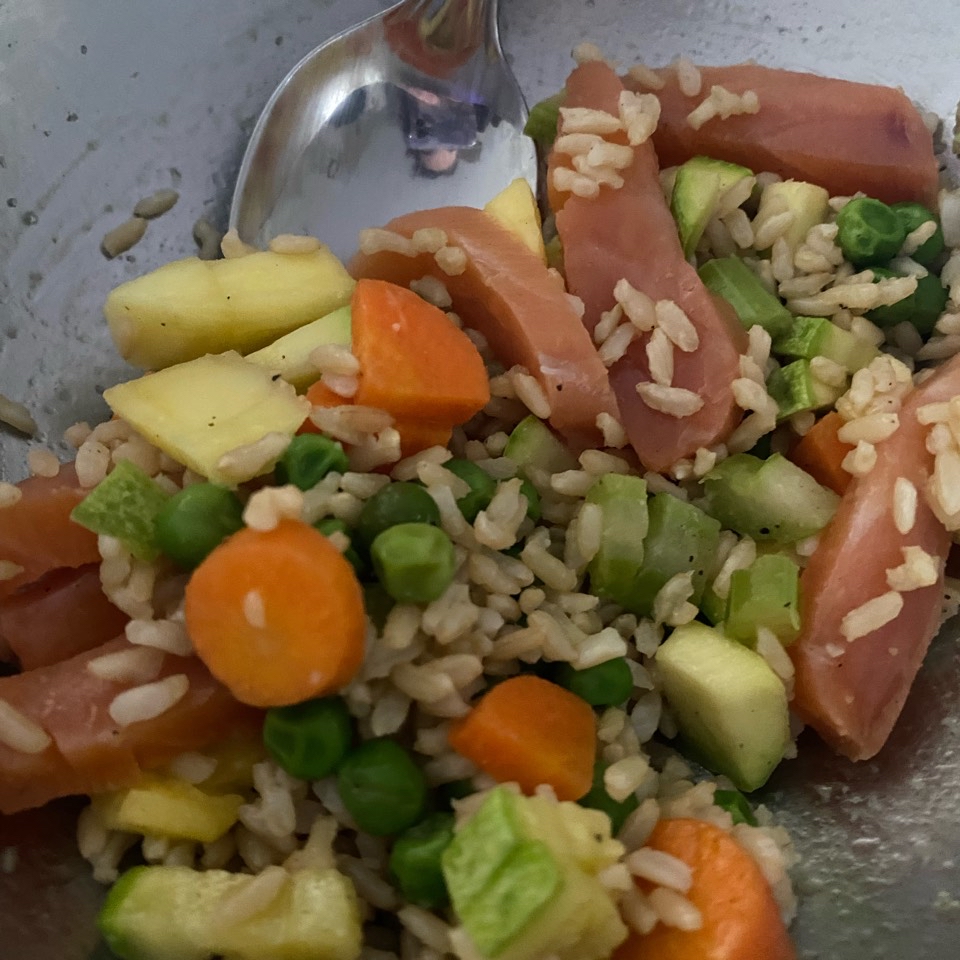 Ensalada de arroz con mango y salmón 