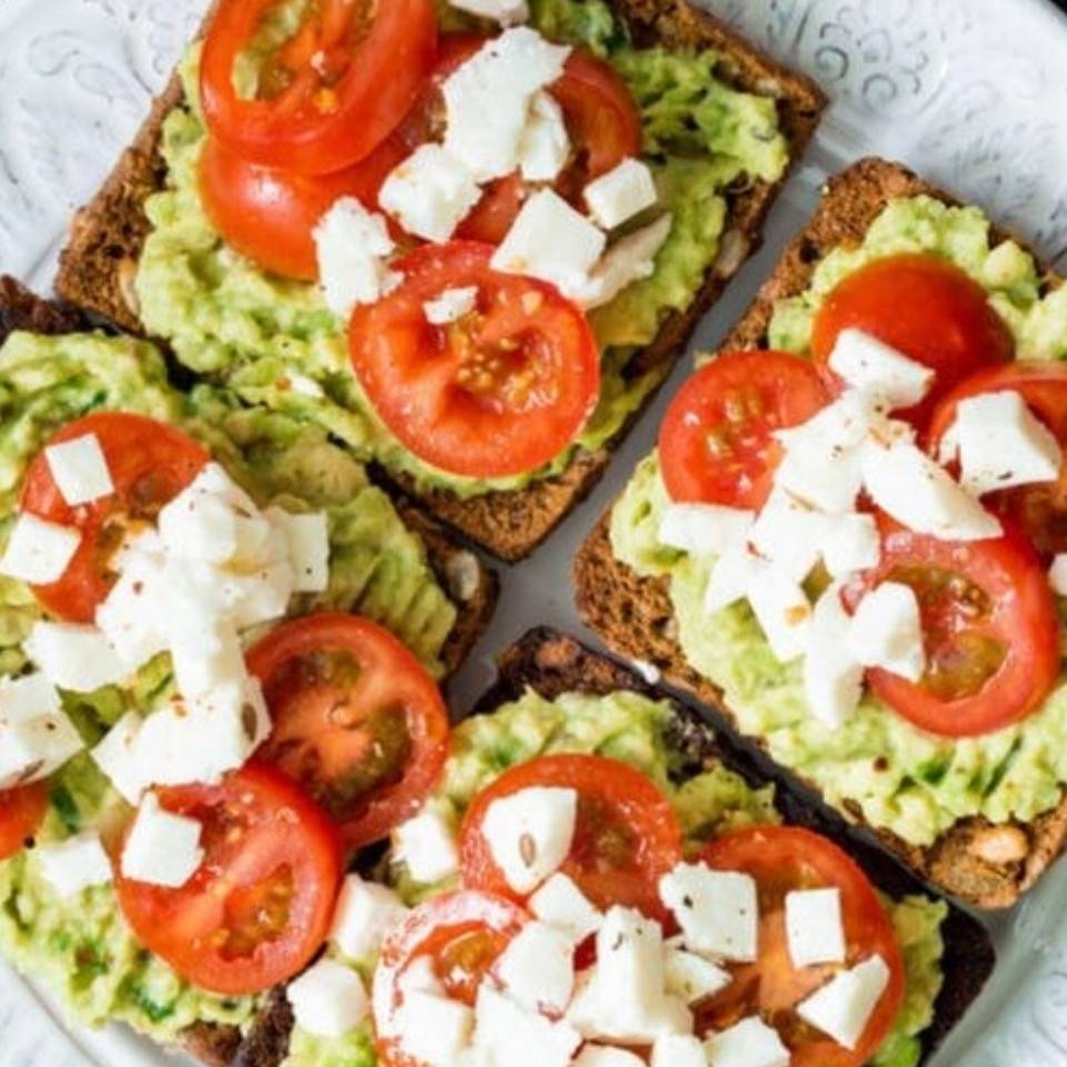 Biscotas con guacamole, tomate y queso feta Biscotas con guacamole, tomate y queso feta