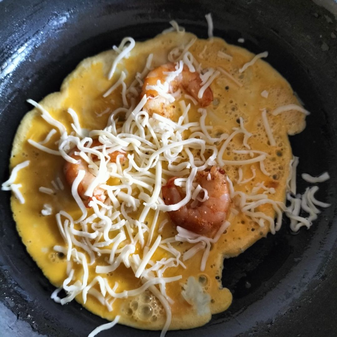Wraps integrales con huevo, espinacas,langostinos y queso Paso 3