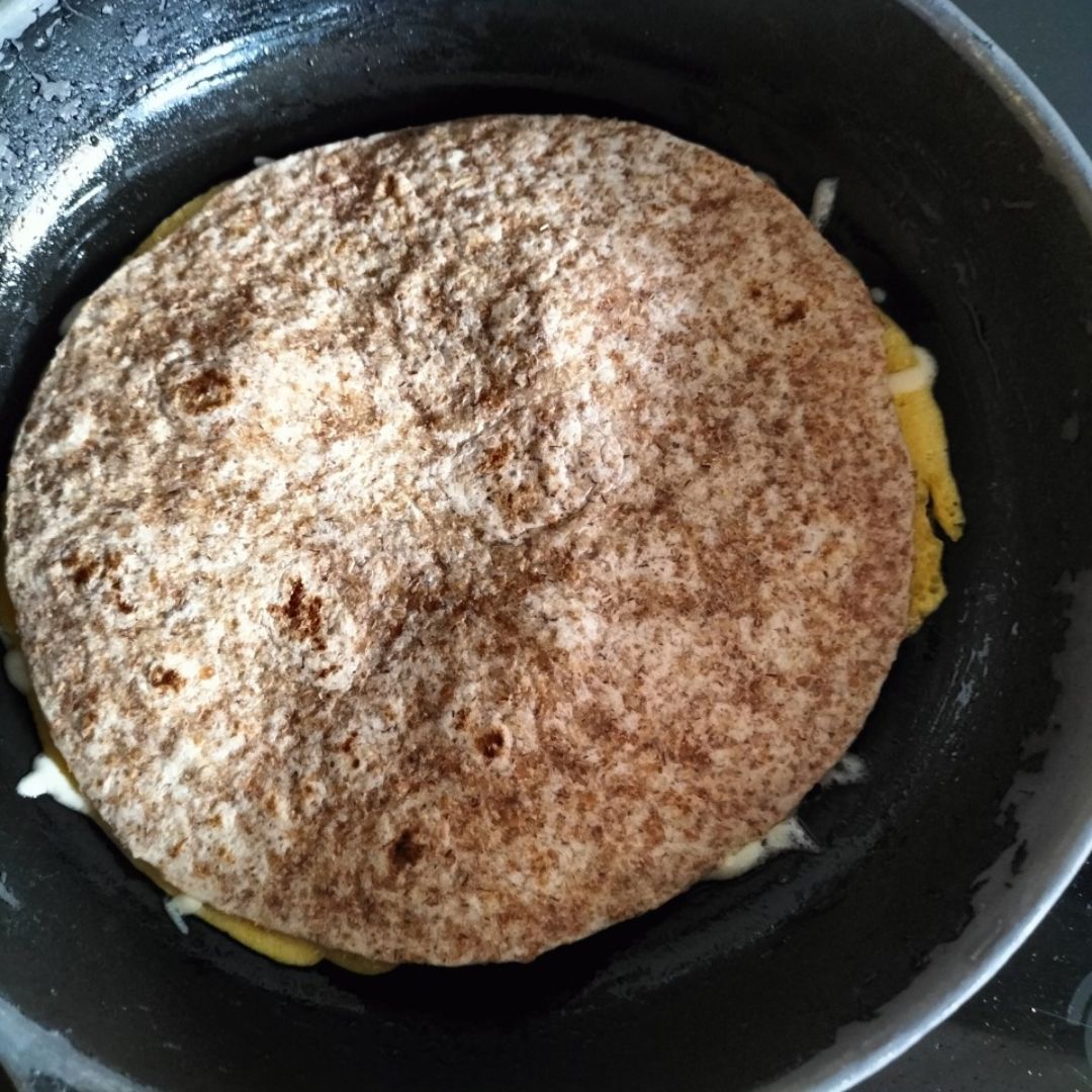 Wraps integrales con huevo, espinacas,langostinos y queso Paso 5