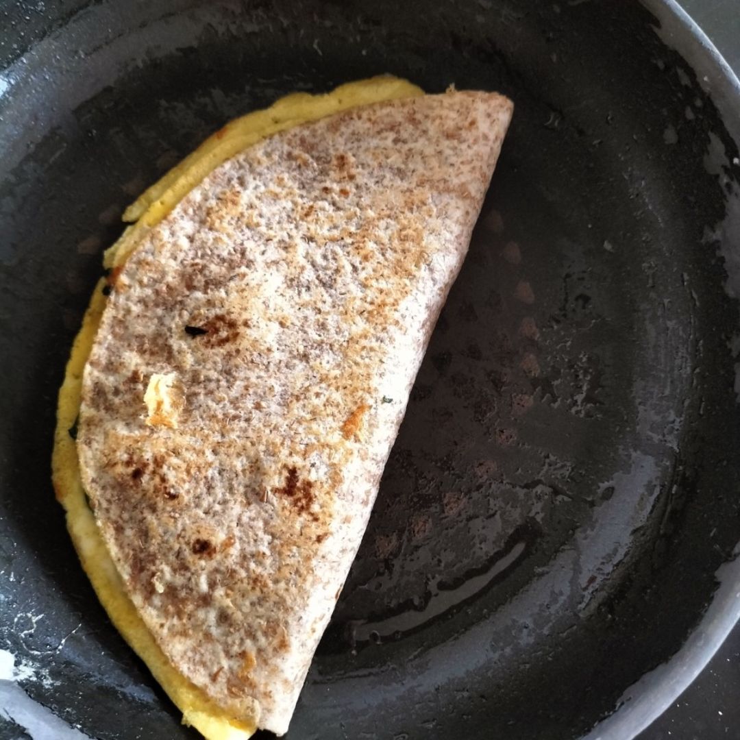 Wraps integrales con huevo, espinacas,langostinos y queso Paso 7