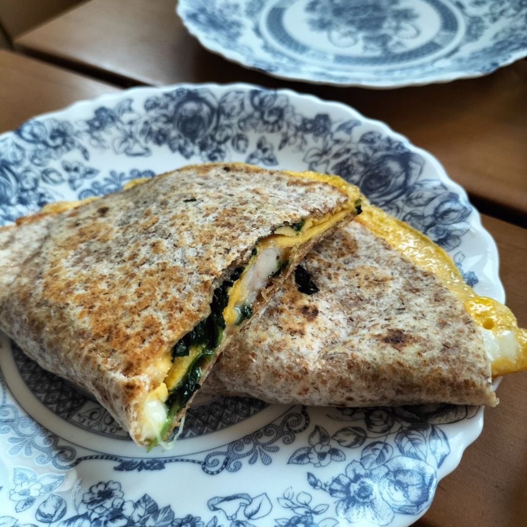 Wraps integrales con huevo, espinacas,langostinos y queso Paso 8
