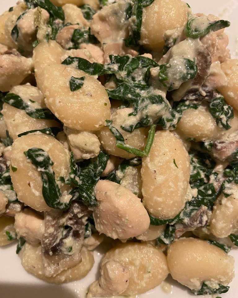 Gnocchis con pollo, champis, espinacas y ricotta Gnocchis con pollo, champis, espinacas y ricotta