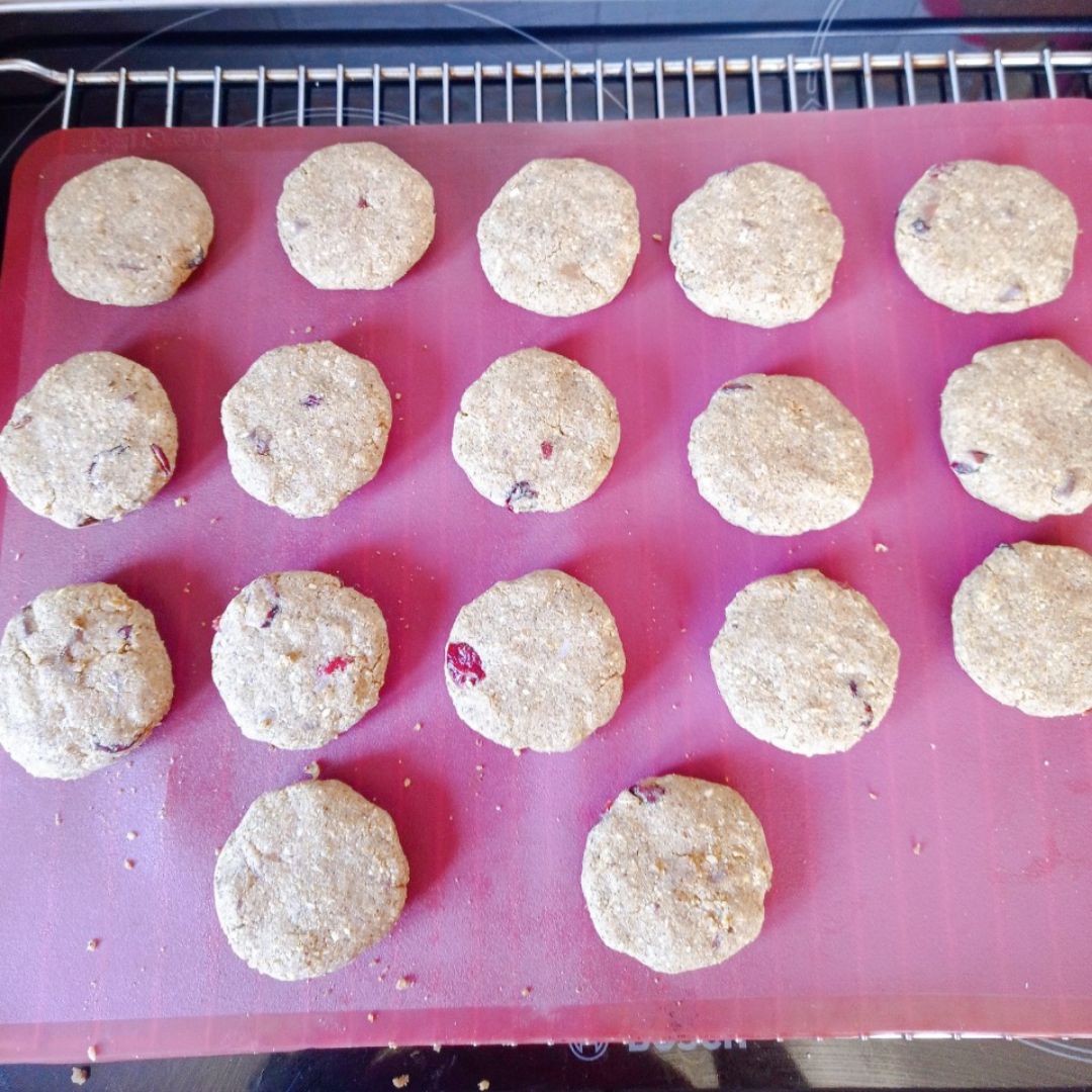 Cookies 🍪 de chufa con chocolate 🍫 y arándanos 🫐 Paso 4 Cookies 🍪 de chufa con chocolate 🍫 y arándanos 🫐 Paso 4