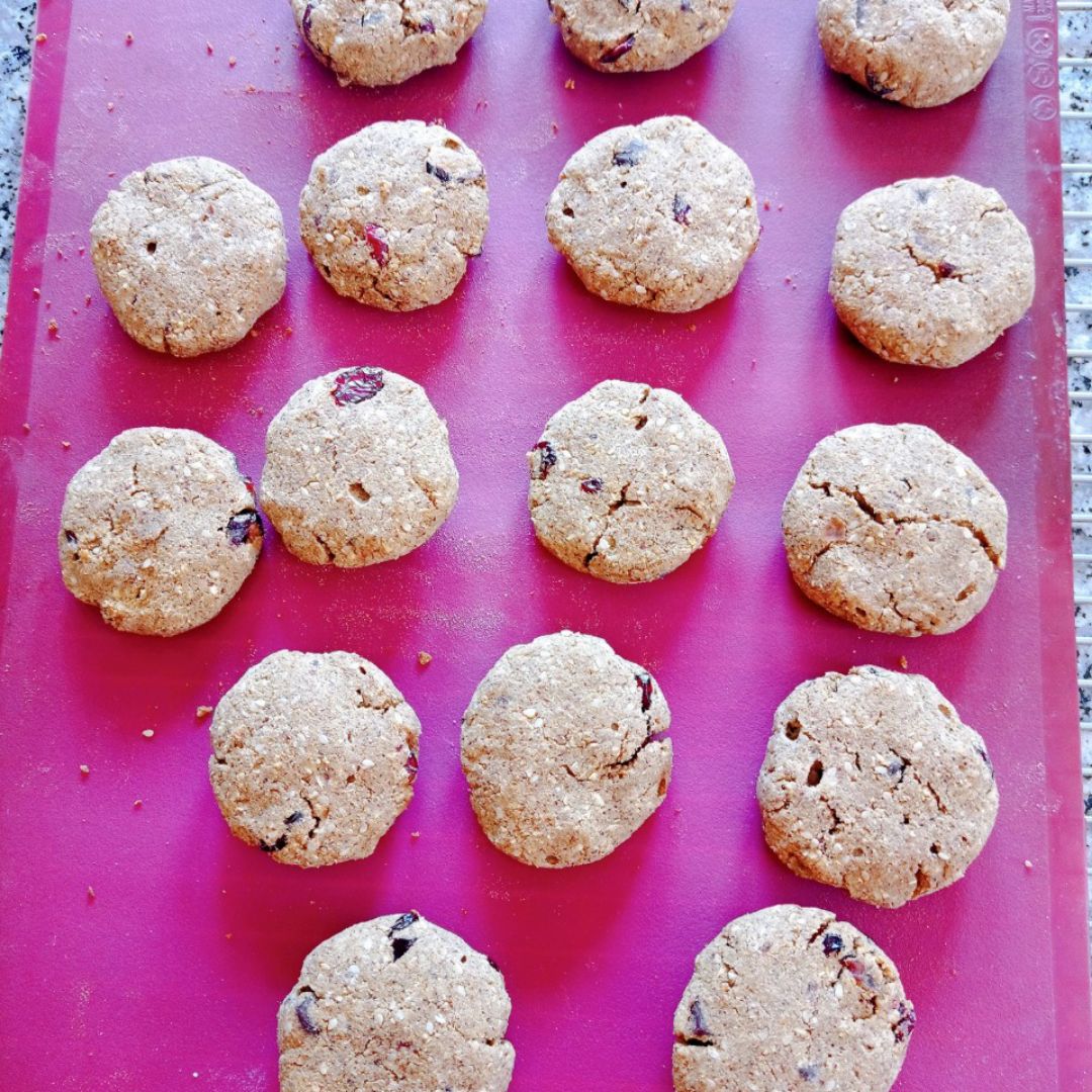 Cookies 🍪 de chufa con chocolate 🍫 y arándanos 🫐 Paso 5 Cookies 🍪 de chufa con chocolate 🍫 y arándanos 🫐 Paso 5