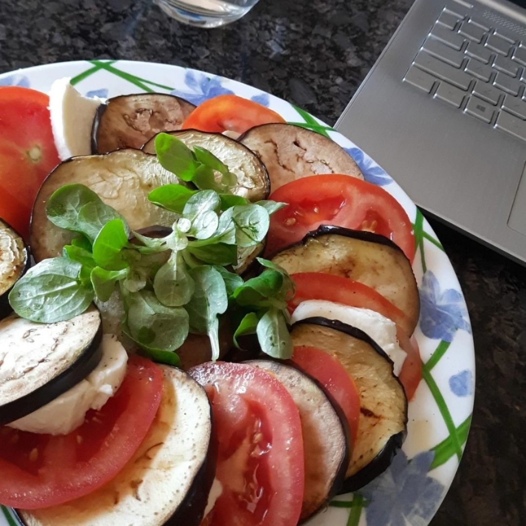 Ensalada caprese con berenjena