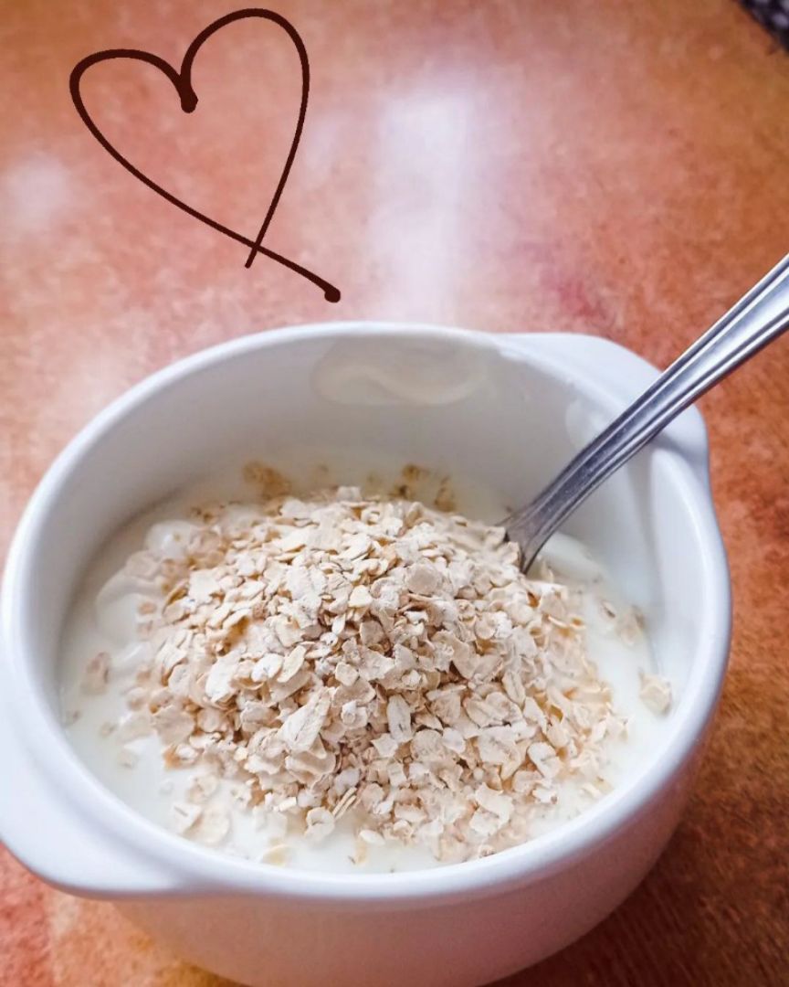Yogurt griego + plátano troceado + copos de avena Yogurt griego + plátano troceado + copos de avena